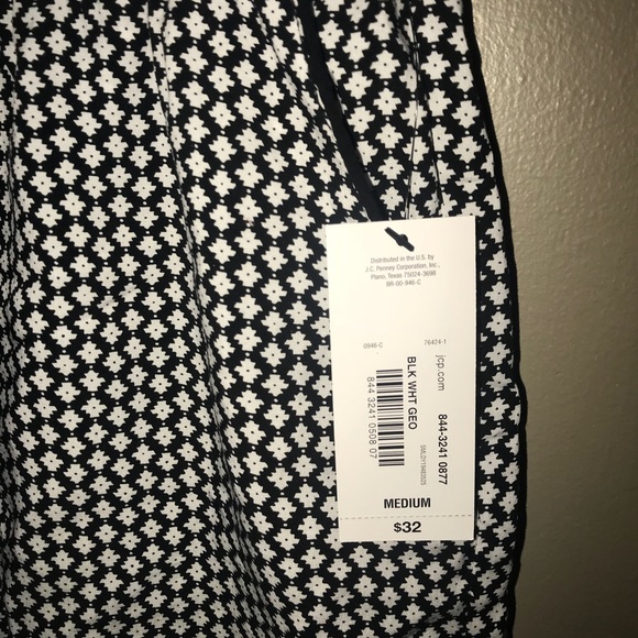 Black & White Pattern  Flowy Shorts NWT - Picture 4 of 5